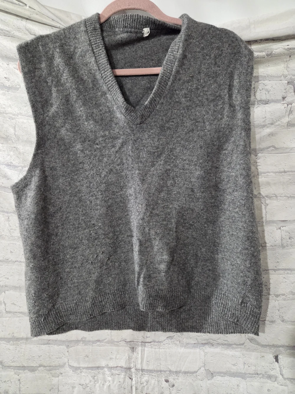 Vintage Men's Gray V-Neck Sweater Vest